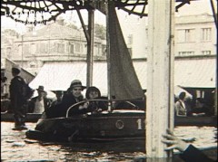Foire de Pâques au Parc des Expositions, capture d'écran d'un extrait, issu de nos collections, tourné le 17 mai 1936 (fonds Rottambourg) à Caen.