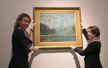 Brigitte Richart et Alexandra Jalaber, les conservatrices des musées de Granville, avec le tableau "Vue du Lac Léman", de Gustave Courbet, qui vient d'être authentifié, 125 ans après son acquisition. | Photo : Alix Demaison - Ouest-France.
